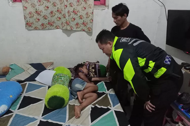 Polisi saat menjenguk bocah korban tabrak lari di Parung, Kabupaten Bogor. (Polres Bogor)