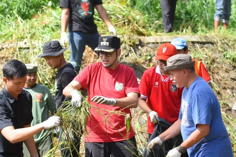 Melalui program Restoe Boemi, Pemerintah Kota Sukabumi menggelar aksi bersih-bersih sampah serentak di Sungai Cisaray, Cikole (ist)