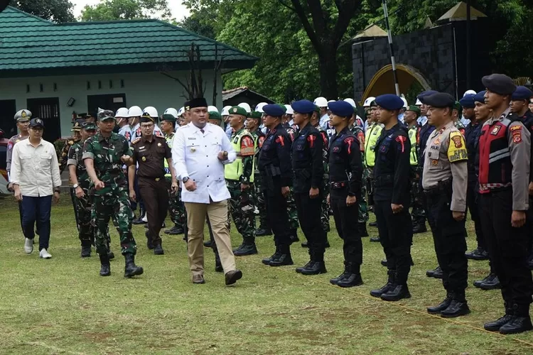 Apel Gelar Pasukan Operasi Ketupat Lodaya 2025 di Kodim 0621 Kabupaten Bogor, Kamis, 20 Maret 2025. Forkopimda Kabupaten Bogor mengerahkan 6.000 personel amankn libur Lebaran. (Arifin - Metropolitan)