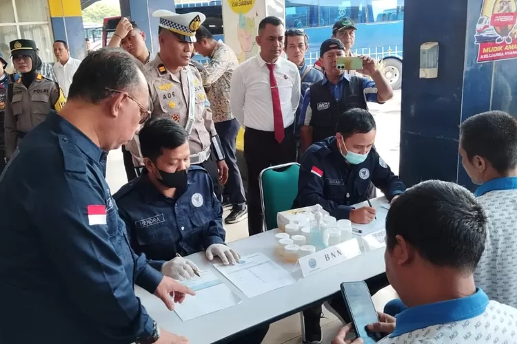Menjelang mudik Lebaran 2025, BNNK Sukabumi melakukan tes urine kepada sopir bus dan sopir angkutan umum di Terminal Sukabumi (ist)