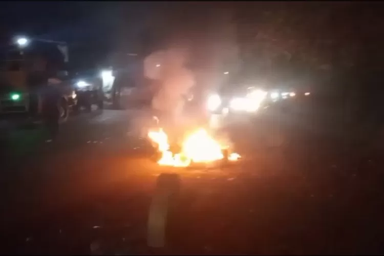 Motor terbakar usai Kecelakaan lalu lintas terjadi di Jalan Raya Cileungsi - Jonggol, Kabupaten Bogor. (Tangkapan layar)