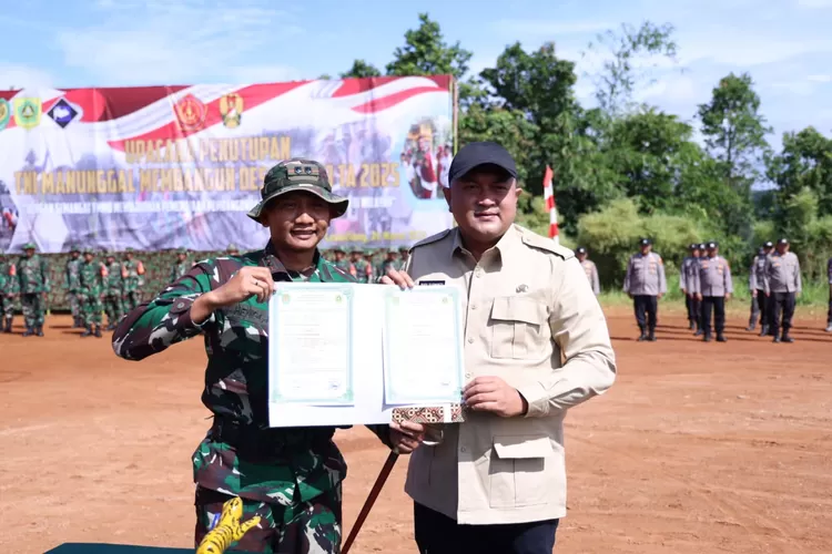 Bupati Bogor Rudy Susmanto saat penutupan TMMD ke-123 di Desa Karacak, Kecamatan Leuwiliang, Kabupaten Bogor, Kamis, 20 Maret 2025. (Diskominfo)