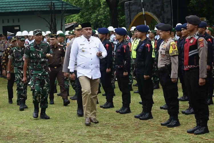 Forkopimda Kabupaten Bogor saat Gelar Pasukan Operasi Ketupat Lodaya 2025 di Kodim 0621 Kabupaten Bogor, Kamis, 20 Maret 2025. Brimob bakal ikut dikerahkan jaga jalur alternatif selama libur Lebaran. (Arifin - Metropolitan)