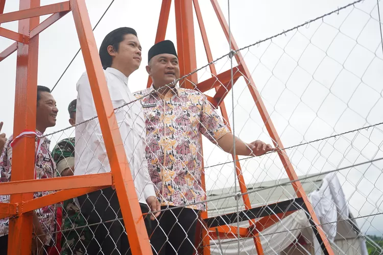 Bupati Bogor Rudy Susmanto bersama Direktur Eiger Adventure Land Imanuel Wirajaya meresmikan Jembatan Perintis yang menghubungkan Kecamatan Megamendung dan Kecamatan Cisarua, Kabupaten Bogor, Jumat, 21 Maret 2025. (Arifin - Metropolitan)