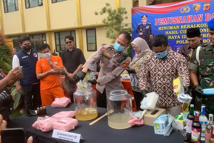 Momen pemusnahan barang bukti narkoba jenis sabu yang dilakukan Satnarkoba Polresta Bogor Kota.  (Rifal Metropolitan)