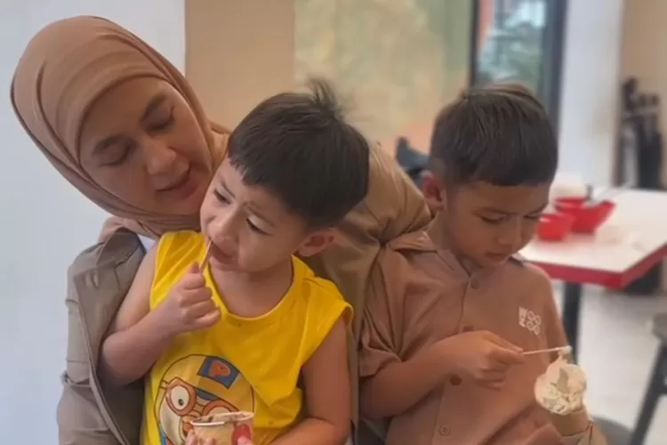 Paula Verhoeven hadir untuk melihat anak-anaknya.Kiano Tiger Wong dan Kenzo Eldrago Wong. (Instagram/@paula_verhoeven)