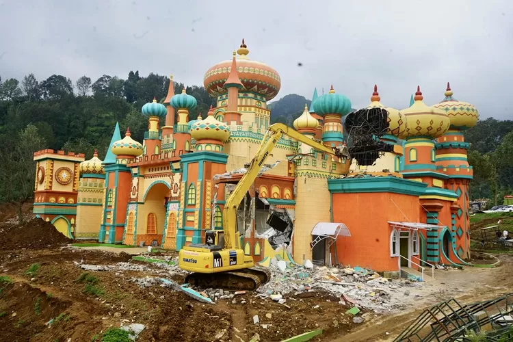 Pembongkaran bangunan terakhir Hibisc Fantasy Puncak Bogor, Jumat, 21 Maret 2025. (Arifin - Metropolitan)