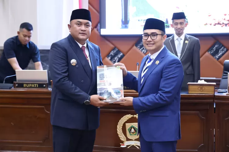 Bupati Bogor, Rudy Susmanto menyampaikan LKPJ kepada Ketua DPRD Kabupaten Bogor Sastra Winara saat&nbsp;Rapat Paripurna DPRD Kabupaten Bogor, Jumat, 21 Maret 2025 (Diskominfo)