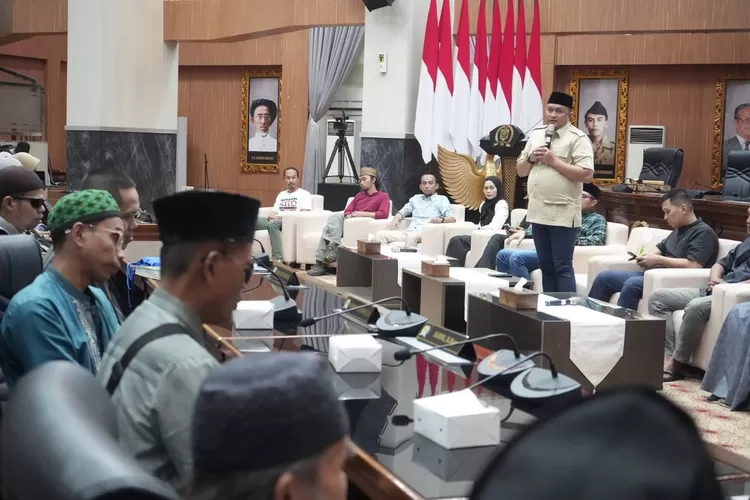Pokwan DPRD dan PFI Bogor Buka Puasa Bersama Santri Tunanetra Penghafal Alquran  -Kelompok Wartawan (Pokwan) DPRD Kabupaten Bogor bersama Pewarta Foto Indonesia (PFI) Bogor menggelar buka puasa bersama santri tunanetra penghafal Alquran Yayasan Nurul Qolbi di Gedung DPRD Bogor, Sabtu, 22 Maret 2025. (Diskominfo)