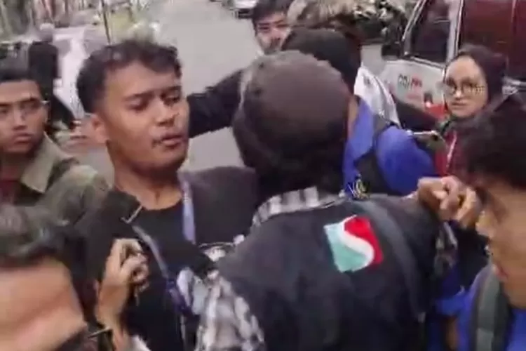 Kericuhan terjadi saat berlangsung aksi unjuk rasa mahasiswa dan masyarakat sipil di depan DPRD Kota Sukabumi (ist)