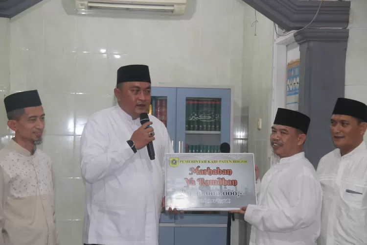Bupati Bogor Rudy Susmanto melaksanakan taraweh keliling di wilayah Kecamatan Cibinong, Kabupaten Bogor, Jumat, 21 Maret 2025 malam. (Diakominfo)