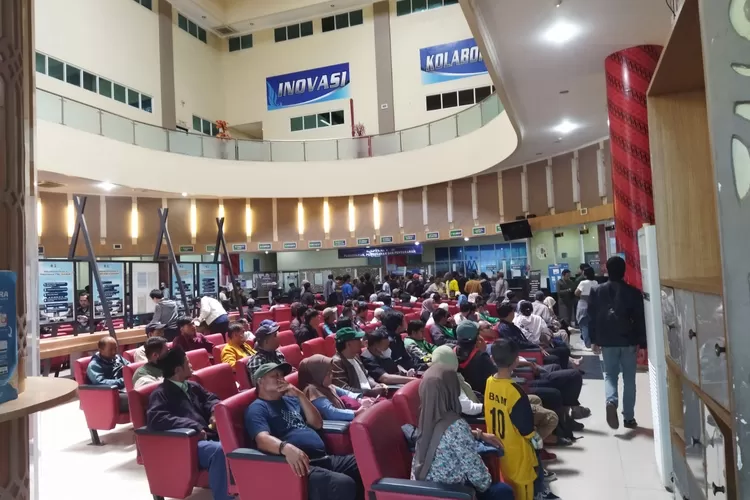 Warga saat antre membayar pajak kendaraan di Samsat Cibinong, Kabupaten Bogor. (Fahriza)