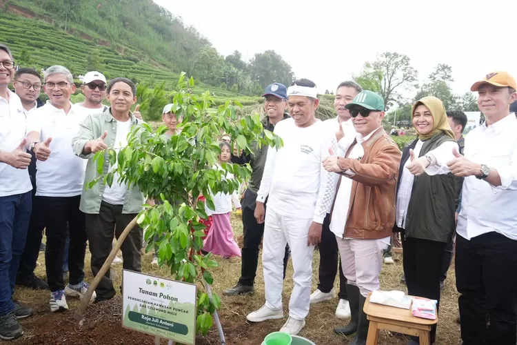 Aksi penghijauan di kawasan Puncak Bogor dengan penanaman pohon di lahan eks Warpat, Kecamatan Cisarua, Kabupaten Bogor, Sabtu, 22 Maret 2025. (Diskominfo)