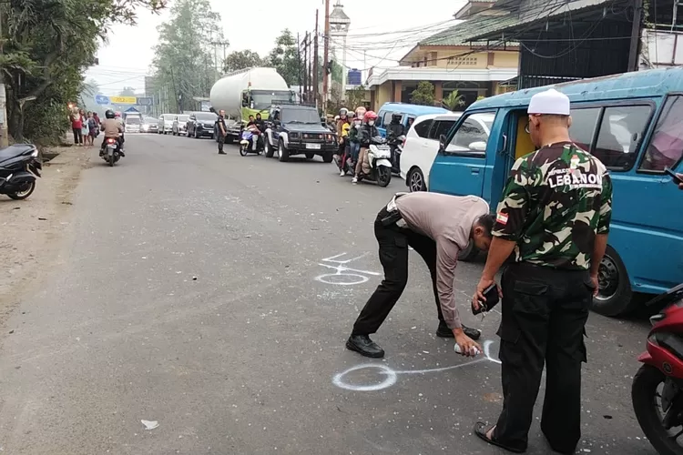 Polisi saat melakukan olah TKP kecelakaan maut di Jalan Raya Cileungsi - Jonggol, kabupaten Bogor. (Polres Bogor)