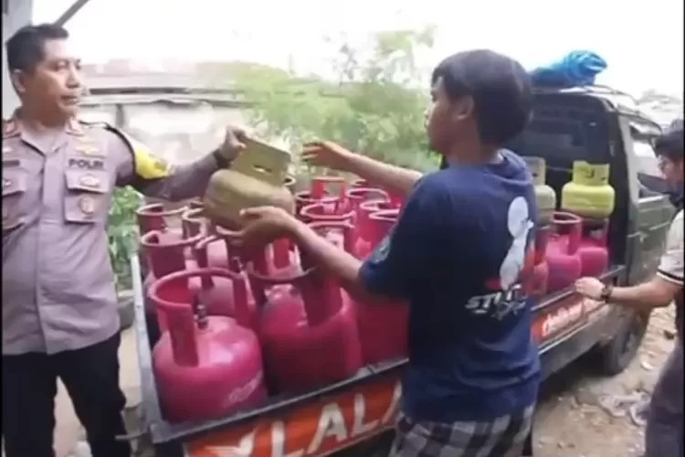 Polisi menggerebek gudang pengoplos gas elpiji 3 kilogram di Desa Cileungsi Kidul, Kecamatan Cileungsi, Kabupaten Bogor. (Tangkapan layar)