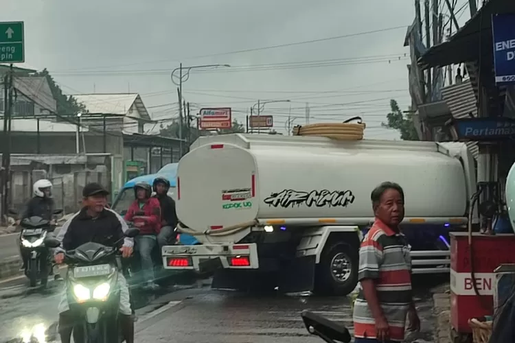 Truk tanki air menabrak sejumlah bangunan di Jalan Raya Parung - Bogor, tepatnya di Desa Pamegarsari, Kecamatan Parung, Kabupaten Bogor. (Polres Bogor)