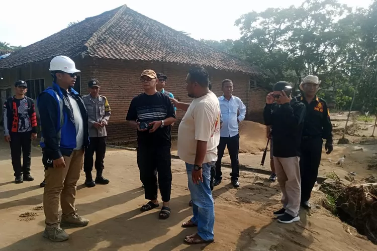 Gegara kena banjir, Jembatan Cidadap kini rusak. DPRD Kabupaten Sukabumi pun meminta akses pemudik Lebaran tetap lancar di jalur tersebut (ist)