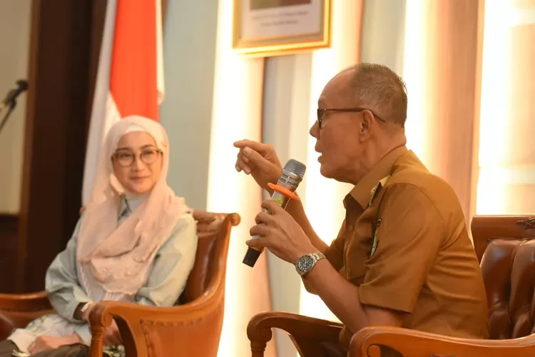 Wali Kota Sukabumi Ayep Zaki bersama Anggota DPR RI Fraksi PAN Desy Ratnasari membahas pembangunan dan pelayanan publik. (ist)