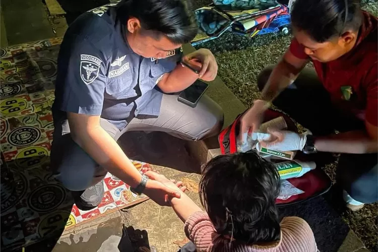 Polisi menenangkan dan memeriksa kondisi seorang perempuan yang diduga akan melakukan upaya bunuh diri di Sentul, Babakanmadang, Kabupaten Bogor. (Polres Bogor)