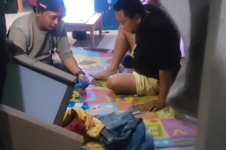 Polisi menggerebek pasangan suami istri yang diduga melakukan pesta narkoba di Desa Citayam, Tajurhalang, Kabupaten Bogor. (Ist)