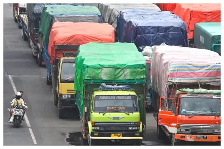 Aturan operasional bagi kendaraan berat, khususnya truk, selama arus mudik dan balik Lebaran 2025 (Ahmad Khusaini/Jawa Pos)