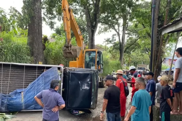 Diduga gara-gara rem blong, satu unit pikap kecelakaan adu banteng dengan satu unit minibus di Jalan Cibadak-Nagrak Sukabumi (ist)