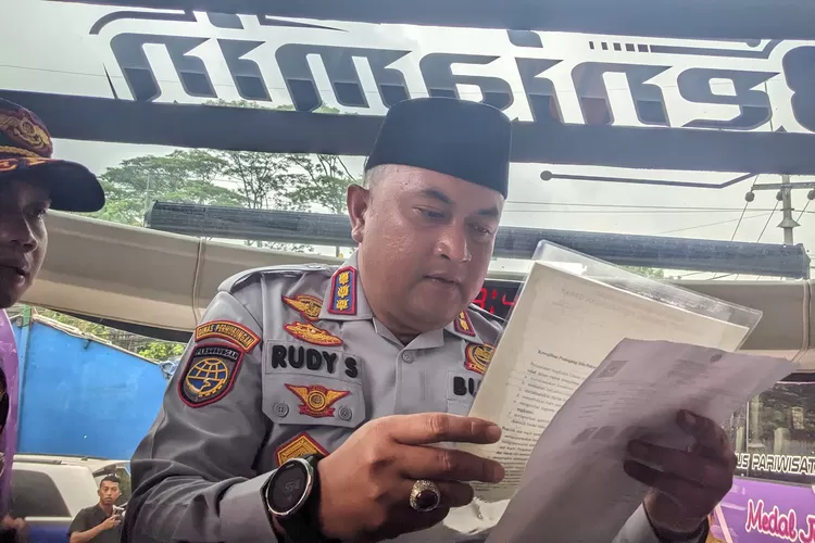 Bupati Bogor Rudy Susmanto saat pengecekan bus mudik di pool&nbsp;bus Medal Jaya Cibinong, Senin, 24 Maret 2025. (Panca)