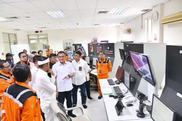 Saat sidak ke PT Pupuk Kujang di Cikampek Karawang, Gubernur Jabar Dedi Mulyadi memastikan stok pupuk bersubsidi di Jawa Barat aman (ist)