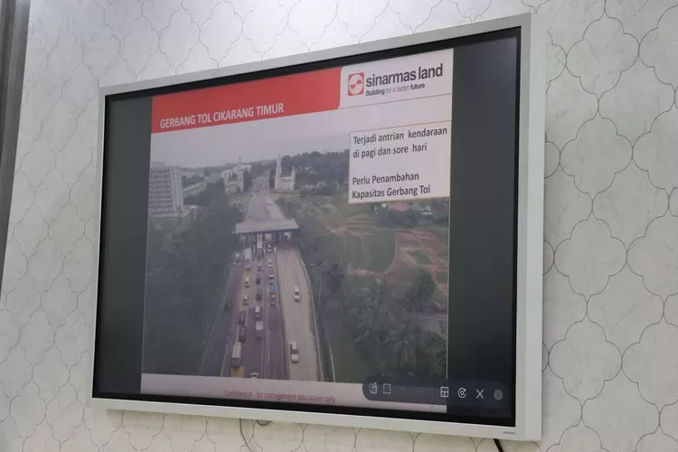 Pemerintah Kabupaten Bekasi tengah mengkaji rencana pelebaran jalan di exit tol di kawasan Deltamas karena tingginya volume kendaraan (ist)