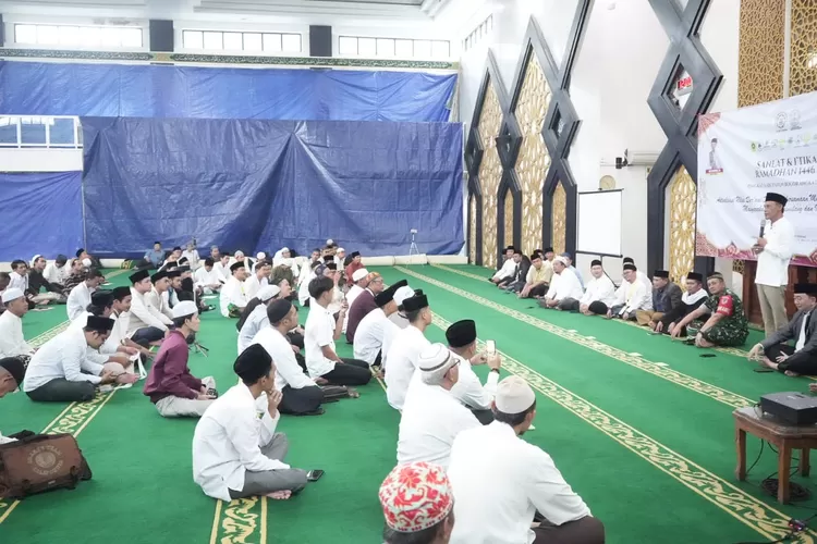 Wakil Bupati Bogor Jaro Ade saat membuka sanlat dan itikaf Ramadhan tingkat Kabupaten Bogor di Masjid Baitul Faizin, Cibinong, Senin, 24 Maret 2025. (Diskominfo)