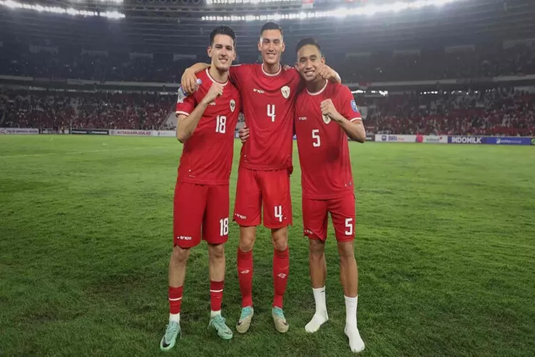Trio lini bertahan Timnas Indonesia Jay Idzes, Justin Hubner, dan Rizky Ridho yang memiliki catatan apik siap diturunkan saat hadapi Bahrain di Kualifikasi Piala Dunia 2026. (PSSI)