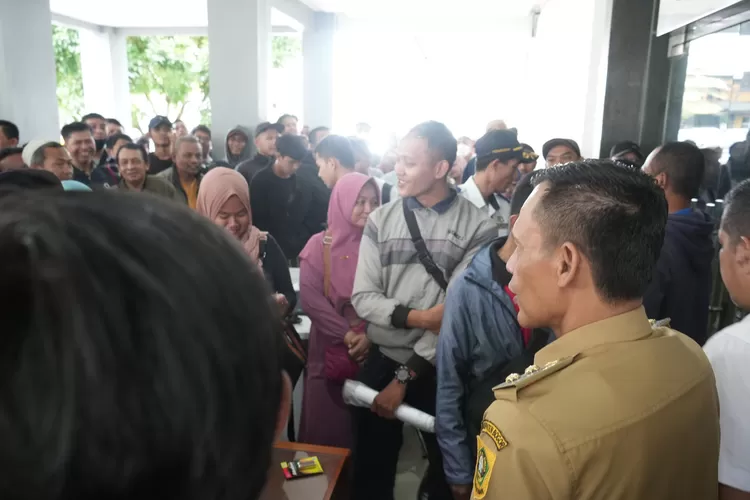 Wakil Bupati Bogor Jaro Ade saat sidak ke Samsat Cibinong, Senin, 24 Maret 2025. (Diskominfo)
