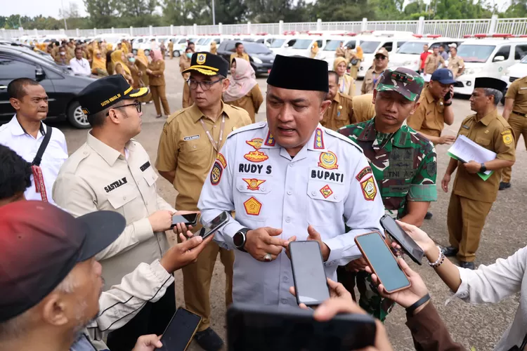 Bupati Bogor Rudy Susmanto saat pengecekan kendaraan operasional di Stadion Pakansari, Cibinong, Kabupaten Bogor, Senin, 24 Maret 2025. (Diskominfo)