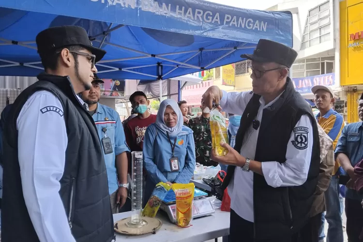 Wali Kota Sukabumi Ayep Zaki melakukan sidak pasar jelang Lebaran 2025 dan mendapati adanya MinyaKita yang tidak sesuai takaran (ist)
