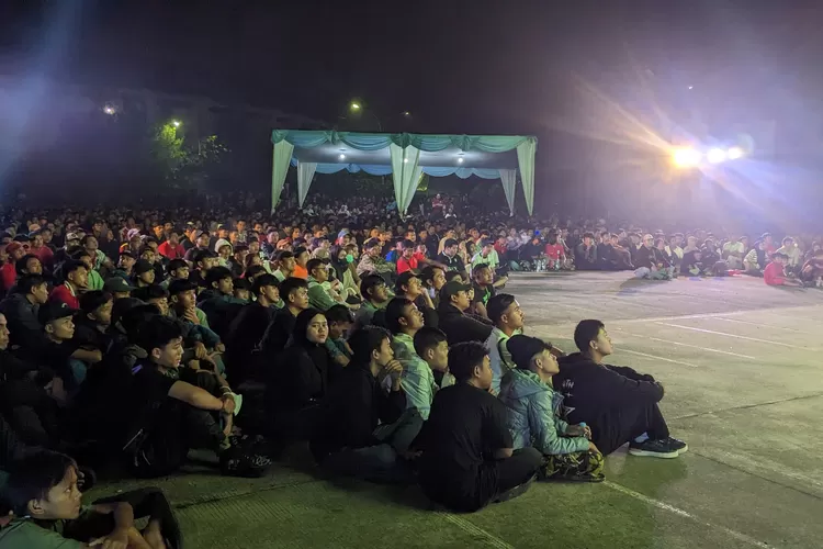 Ribuan warga nobar Timnas Indonesia vs Bahrain di Stadion Pakansari Cibinong, Kabupaten Bogor, Selasa, 25 Maret 2025 malam. (Panca)