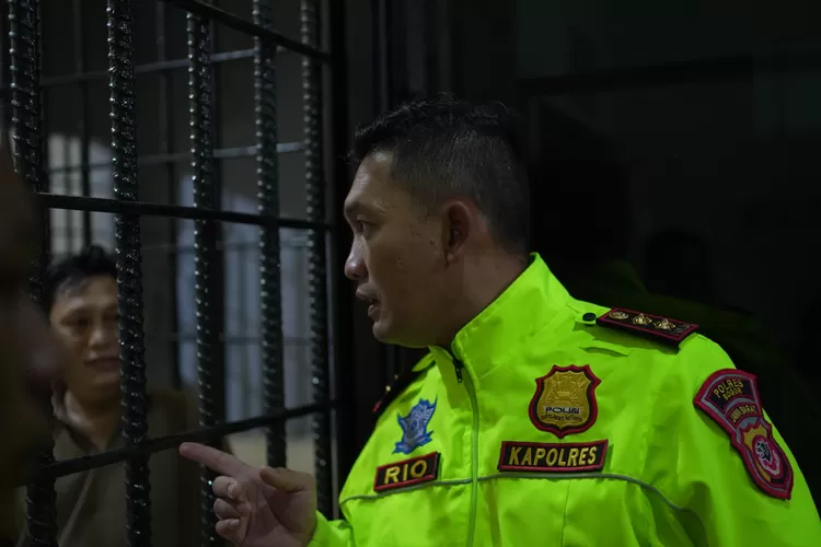 Kapolres Bogor AKBP Rio Wahyu Anggoro mengamankan tiga remaja yang membawa senjata tajam yang diduga hendak tawuran di Citeureup, Kabupaten Bogor. (Polres Bogor)