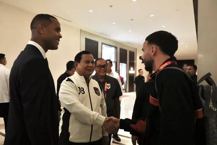 Presiden Prabowo memberikan dukungan kepada pemain Timnas Indonesia sebelum laga melawan Bahrain, Selasa, 25 Maret 2025 malam. (Tim Media Prabowo)