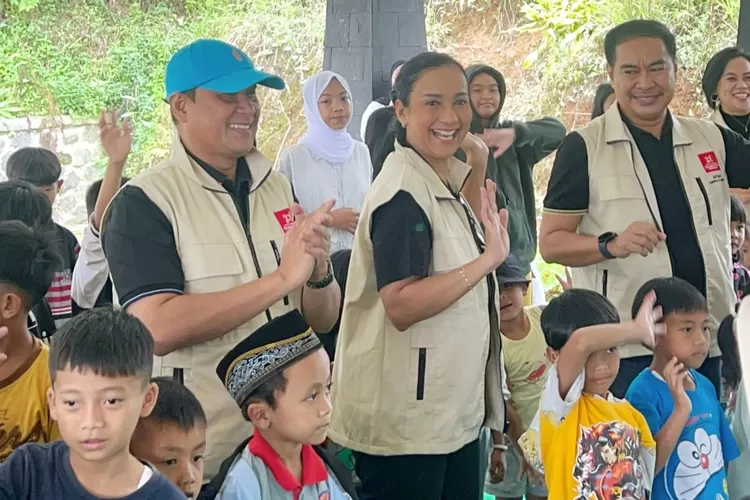 Shahnaz Haque Dan APSAI Kabupaten Bogor memberikan trauma healing kepada warga terdampak bencana di Desa Tugu Selatan, Kecamatan Cisarua, Kabupaten Bogor. (Ist)