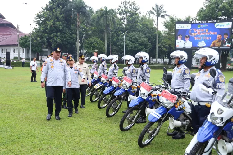 Bupati Bogor Rudy Susmanto saat mengecek kesiapan personel Dishub untuk pengamanan lebaran Idulfitri 1446 Hijriyah. (Diskominfo)
