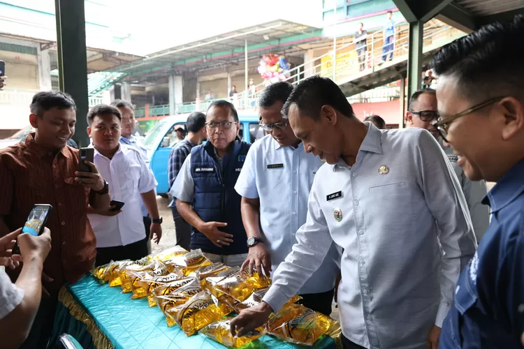 Pemkab Bogor saat menggelar operasi pasar di Pasar Cileungsi, Selasa, 25 Maret 2025. (Diskominfo)