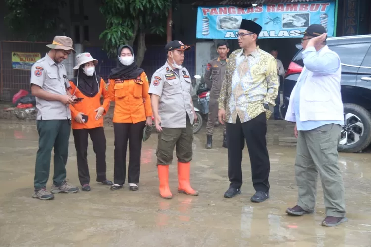 Sekda Kabupaten Bogor Ajat Rochmat Jatnika saat meninjau penanganan pascabanjir di Desa Bojongkulur, Kecamatan Gunungputri, Kabupaten Bogor, Selasa, 25 Maret 2025. (Diskominfo)