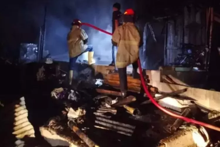 Menjelang waktu sahur, satu unit rumah warga Kecamatan Purabaya Kabupaten Sukabumi mengalami kebakaran hebat gegara kebocoran tabung gas (ist)