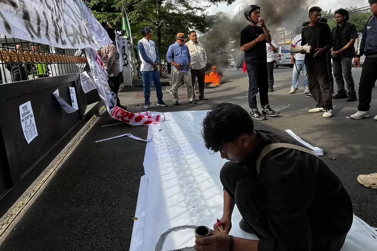 Mahasiswa yang tergabung dalam HMI MPO di Bogor ikut melakukan aksi unjuk rasa menolak dilakukan revisi UU TNI (DPRD Kota Bogor)