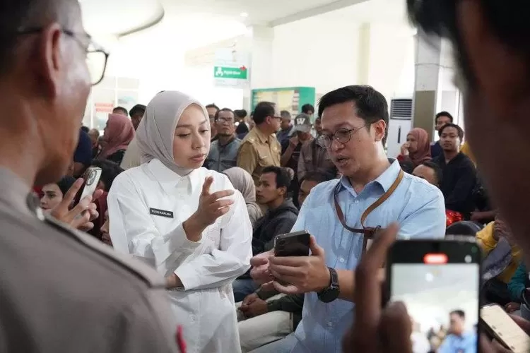 Wabup Garut Putri Karlina mendatangi kantor samsat untuk mengecek layanan program penghapusan pajak kendaraan bermotor di Jawa Barat (jabarprov)