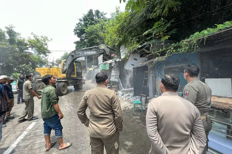 Gegara diduga tidak memiliki izin dan juga menjual minuman keras (miras), ada 18 bangunan di Pancasan dibongkar Satpol PP Kota Bogor (Fahriza)