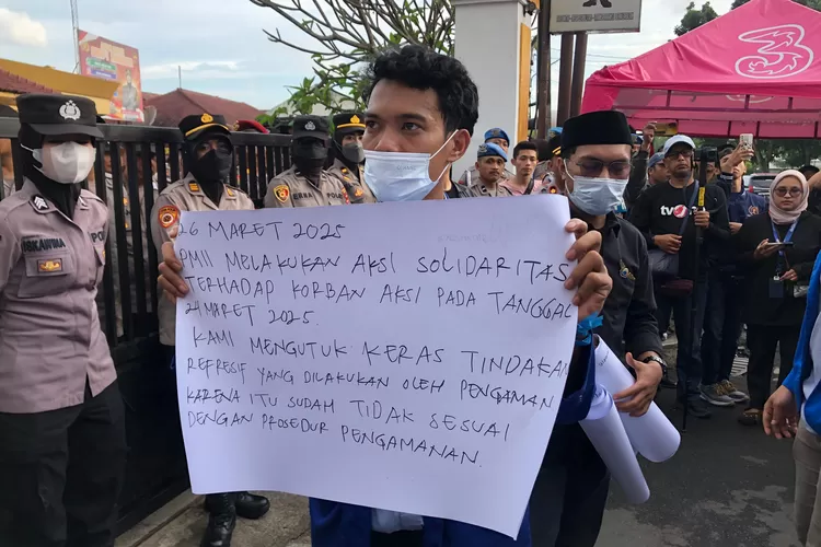 Gegara dugaan adanya polisi brutal lukai mahasiswa saat unjuk rasa belum lama ini. Mahasiswa PMII desak Kapolresta Sukabumi Kota dicopot. (ist)