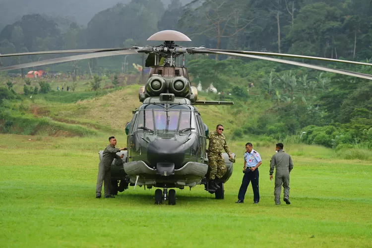 Bupati Bogor Rudy Susmanto dan Forkopimda tiba di Gunung Mas Puncak Bogor usai melakukan pemantauan udara arus mudik Lebaran 2025 di wilayah Kabupaten Bogor, Kamis, 27 Maret 2025. (Arifin - Metropolitan)