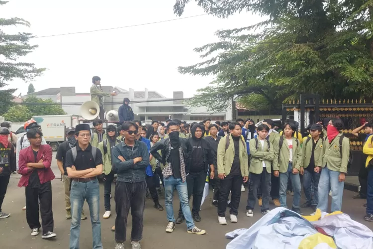 Menolak revisi RUU TNI, mahasiswa yang tergabung dalam Serikat Mahasiswa Bogor Raya menggelar unjuk rasa di depan Gedung DPRD Kota Bogor (Fahriza)
