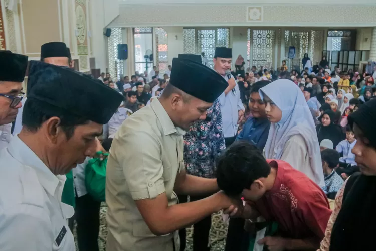 Wakil Wali Kota Bogor Jenal Mutaqin menutup acara Ramadhan Fest 2025 bersama 1.000 anak yatim yang diberikan santunan di Masjid Agung (Pemkot Bogor)