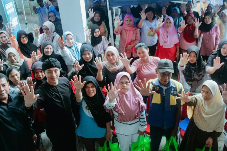 Menjelang Idul Fitri, Pemerintah Kota Bogor menyalurkan beras bantuan cadangan pangan buat warga, diserahkan Wali Kota Bogor Dedie Rachim (Pemkot Bogor)